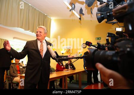 Bildnummer: 60511130 Datum: 22.09.2013 Copyright: imago/Xinhua (130922) -- BERLIN, 22. September 2013 (Xinhua) -- Bundespräsident Joachim Gauck (L) erhält ein Interview, nachdem er am 22. September 2013 in einer Wahllokale in Berlin seine Stimme abgegeben hat. Die deutschen Parlamentswahlen begannen am Sonntagmorgen. (Xinhua/Zhang Fan) (axy) DEUTSCHLAND-BERLIN-ELECTION-JOACHIM GAUCK PUBLICATIONxNOTxINxCHN People Politik Wahl Bundestagswahl Stimme Stimmabgabe Wahllokal x1x xgw Premiere 2013 quer 60511130 Datum 22 09 2013 Copyright Imago XINHUA Berlin 22. September 2013 XINHUA Bundespräsident Joachim Gauck Stockfoto