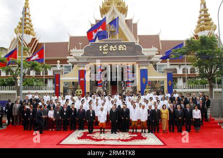 Bildnummer: 60514566  Datum: 23.09.2013  Copyright: imago/Xinhua (130923) -- PHNOM PENH, Sept. 23, 2013 (Xinhua) -- Cambodian King Norodom Sihamoni (3rd L Front) poses for photos with newly-elected lawmakers at the National Assembly in Phnom Penh, Cambodia, Sept. 23, 2013. Cambodian King Norodom Sihamoni on Monday presided over the opening session of the fifth legislature of the National Assembly, which was attended by only the ruling party s elected lawmakers as the opposition s elected legislators boycotted it. (Xinhua/Sovannara) CAMBODIA-PHNOM PENH-PARLIAMENT OPENING PUBLICATIONxNOTxINxCHN Stock Photo