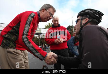 Kanadas Generalgouverneur David Johnston (C) und Ottawa Mayor Jim Watson (L) treffen sich mit behinderten Athleten während des Canada Army Run 2013 in Ottawa (Kanada) am Sonntag, den 22. September 2013. In diesem Jahr nahmen über 22.000 Menschen an dem Rennen Teil, das im vergangenen Jahr insgesamt 250.000 CAD für den Military Families Fund aufbrachte, eine Wohltätigkeitsorganisation, die die finanziellen Belastungen von Militärfamilien unterstützt. (Xinhua/Cole Burston) KANADA-OTTAWA-ARMEE-RUN PUBLICATIONxNOTxINxCHN Stockfoto