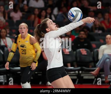 26. August 2023: Southern Miss Setter Hayden Riddle (21) gräbt den Ball während eines NCAA-Volleyballspiels zwischen Houston und Southern Miss am 26. August 2023 in Houston. (Bild: © Scott Coleman/ZUMA Press Wire) NUR REDAKTIONELLE VERWENDUNG! Nicht für kommerzielle ZWECKE! Quelle: ZUMA Press, Inc./Alamy Live News Stockfoto