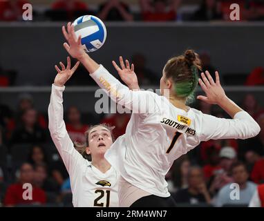 26. August 2023: Die Southern Miss Setter Hayden Riddle (21) spielt den Ball für die Mittelblockerin Cara Atkinson (1) während eines NCAA-Volleyballspiels zwischen Houston und Southern Miss am 26. August 2023 in Houston. (Bild: © Scott Coleman/ZUMA Press Wire) NUR REDAKTIONELLE VERWENDUNG! Nicht für kommerzielle ZWECKE! Quelle: ZUMA Press, Inc./Alamy Live News Stockfoto