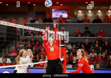 26. August 2023: Houston Setter Annie Cooke (18) im Netz während eines NCAA-Volleyballspiels zwischen Houston und Southern Miss am 26. August 2023 in Houston. (Bild: © Scott Coleman/ZUMA Press Wire) NUR REDAKTIONELLE VERWENDUNG! Nicht für kommerzielle ZWECKE! Quelle: ZUMA Press, Inc./Alamy Live News Stockfoto