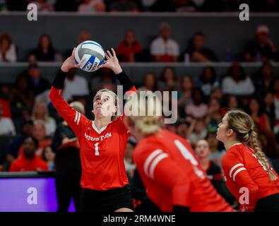 26. August 2023: Houston Setter Morgan Janda (1) spielt den Ball während eines NCAA-Volleyballspiels zwischen Houston und Southern Miss am 26. August 2023 in Houston. (Bild: © Scott Coleman/ZUMA Press Wire) NUR REDAKTIONELLE VERWENDUNG! Nicht für kommerzielle ZWECKE! Quelle: ZUMA Press, Inc./Alamy Live News Stockfoto