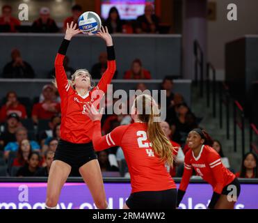 26. August 2023: Houston Setter Morgan Janda (1) spielt den Ball während eines NCAA-Volleyballspiels zwischen Houston und Southern Miss am 26. August 2023 in Houston. (Bild: © Scott Coleman/ZUMA Press Wire) NUR REDAKTIONELLE VERWENDUNG! Nicht für kommerzielle ZWECKE! Quelle: ZUMA Press, Inc./Alamy Live News Stockfoto