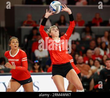 26. August 2023: Houston Setter Morgan Janda (1) spielt den Ball während eines NCAA-Volleyballspiels zwischen Houston und Southern Miss am 26. August 2023 in Houston. (Bild: © Scott Coleman/ZUMA Press Wire) NUR REDAKTIONELLE VERWENDUNG! Nicht für kommerzielle ZWECKE! Quelle: ZUMA Press, Inc./Alamy Live News Stockfoto