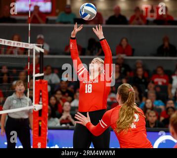 26. August 2023: Die Houston-Setterin Annie Cooke (18) spielt den Ball während eines NCAA-Volleyballspiels zwischen Houston und Southern Miss am 26. August 2023 in Houston. (Bild: © Scott Coleman/ZUMA Press Wire) NUR REDAKTIONELLE VERWENDUNG! Nicht für kommerzielle ZWECKE! Quelle: ZUMA Press, Inc./Alamy Live News Stockfoto