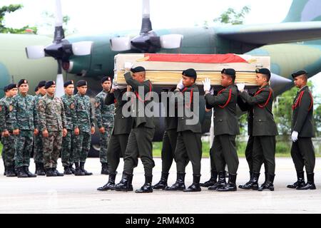 Bildnummer: 60524364 Datum: 25.09.2013 Copyright: imago/Xinhua (130925) -- PASAY CITY, 25. September 2013 (Xinhua) -- Soldaten der Streitkräfte der Philippinen (AFP) tragen den Sarg ihres Kameraden, der während der Ankunftsehren auf der Villamor Air Base in Pasay City, Philippinen, am 25. September 2013 bei einem Konflikt in Zamboanga City getötet wurde. Die philippinische Regierung sagte am Mittwoch, dass das Leben in Zamboanga City nun wieder normal wird, obwohl das Militär weiterhin gegen die verbliebenen bewaffneten Mitglieder der Moro National Liberation Front (MNLF) von nur Misuari operiert. (Xinh Stockfoto