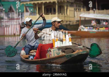 Bildnummer: 60534819  Datum: 27.09.2013  Copyright: imago/Xinhua (130927) -- SRINAGAR, Sept. 27, 2013 (Xinhua) -- Vendors sell ice cream on Dal lake in Srinagar, the summer capital of Indian-controlled Kashmir, Sept. 27, 2013. Dal lake, the biggest lake and the most popular tourist destination of Srinagar, is the place where many local live on. They live in the houses built on the islands and houseboats floating on the water in the lake and take boats for daily commutation. Shops, houses and gardens dot the lake. Thanks to the mild weather and scenery, tourism became the main source of income Stock Photo