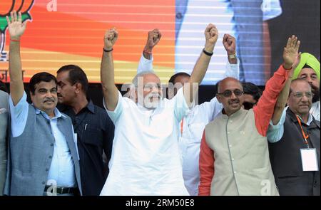 Bildnummer: 60540733 Datum: 29.09.2013 Copyright: imago/Xinhua (130929) -- NEU DELHI, 29. September 2013 (Xinhua) -- Narendra Modi (2. L, Front), Kandidat der indischen Hauptoppositionspartei Bharatiya Janata Party (BJP) für die Wahl zum Premierminister bei den Parlamentswahlen 2014, nimmt am 29. September 2013 an einer öffentlichen Kundgebung im Japani Park in Neu-Delhi Teil. Narendra Modi, BJP-Kandidat für die Wahl zum Premierminister 2014, startete seine Kampagne am Sonntag in der Landeshauptstadt und schlug Delhi-Chefministerin Sheila Dikshit im Vorfeld der Parlamentswahlen im November. (Xinhua/Partha Sarkar) INDI Stockfoto