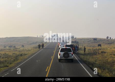 Bildnummer: 60548072  Datum: 20.08.2013  Copyright: imago/Xinhua NEW YORK, 2013 - File photo taken on Aug. 20, 2013 shows visitors stop their vehicles to watch wild animals in the Yellowstone National Park, the United States. U.S. President BarackxObama said on Monday that a government shutdown would have very real economic impact on the Americans. One of the results would be the closing of all national parks (Xinhua/Cheng Li) (dzl) US-NATIONAL PARKS-CLOSE PUBLICATIONxNOTxINxCHN Reisen USA xdp x1x 2013 quer     60548072 Date 20 08 2013 Copyright Imago XINHUA New York 2013 File Photo Taken ON A Stockfoto
