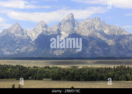 Bildnummer: 60548077 Datum: 20.08.2013 Copyright: imago/Xinhua NEW YORK, 2013 - das am 20. August 2013 aufgenommene Foto zeigt die Landschaft des Grand Teton National Park in den Vereinigten Staaten. US-Präsident BarackxObama sagte am Montag, dass ein Regierungsstillstand sehr reale wirtschaftliche Auswirkungen auf die Amerikaner hätte. Eines der Ergebnisse wäre die Schließung aller Nationalparks. (Xinhua/Cheng Li) (dzl) US-NATIONALPARKS-CLOSE PUBLICATIONxNOTxINxCHN Reisen USA xdp x1x 2013 quer 60548077 Datum 20 08 2013 Copyright Imago XINHUA New York 2013 Datei Foto aufgenommen AM 20. August 2013 zeigt die Landschaft des G Stockfoto