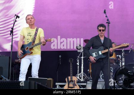 Portsmouth, Großbritannien. 26. August 2023. (L-R) Stuart Lee Murdoch, Leadgitarrist und Sänger Stevie Jackson mit der schottischen Indie-Pop-Band Belle und Sebastian, traten live auf der Bühne des siegreichen Festivals auf. Quelle: SOPA Images Limited/Alamy Live News Stockfoto