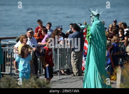 Bildnummer: 60551058  Datum: 01.10.2013  Copyright: imago/Xinhua (131001) -- NEW YORK, Oct. 1, 2013 (Xinhua) -- A street performer is dressed as the Statue of Liberty at the Battery Park in New York City on Oct. 1, 2013. The Statue of Liberty was closed since Monday due to the government shutdown. The U.S. government has begun a partial shutdown after the Republican-led House of Representatives refused to approve a budget for next year. (Xinhua/Wang Lei) US-NEW YORK-GOVERNMENT-SHUTDOWN-STATUE OF LIBERTY-CLOSE PUBLICATIONxNOTxINxCHN Politik Symbolfoto USA shut down Shutdown xdp x0x 2013 quer pr Stock Photo