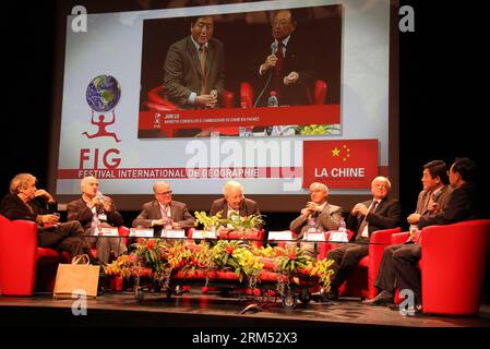 Bildnummer: 60558639  Datum: 03.10.2013  Copyright: imago/Xinhua (131004) -- SAINT DIE,  (Xinhua) -- Guests talk about the topic China during the opening ceremony of the 24th International Festival of Geography (IGF) in Saint-Die-des-Vosges, France, Oct. 3, 2013. The 24th International Festival of Geography (IGF) kicked off on Thursday with the topic China: a world power .(Xinhua/Liu Shaoping) (zhf) FRANCE-SAINT DIE DES VOSGES-IGF-CHINA PUBLICATIONxNOTxINxCHN people xas x0x 2013 quer     60558639 Date 03 10 2013 Copyright Imago XINHUA  Saint the XINHUA Guests Talk About The Topic China during Stockfoto