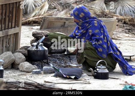 Bildnummer: 60560454  Datum: 04.10.2013  Copyright: imago/Xinhua (131004) -- AWARAN, Oct. 4, 2013 (Xinhua) -- A Pakistani woman affected by earthquake prepares tea for her family outside her makeshift tent in Awaran district in southwest Pakistan s Balochistan province, Oct. 4, 2013. At least 476 were killed and 425 others injured and hundreds of thousands affected in a series of earthquakes, measuring over seven degree at the Richter scale, which hit Pakistan s southwest Balochistan province last month, the military said. (Xinhua/Mohammad)(zhf) PAKISTAN-AWARAN-EARTHQUAKE-RELIEF PUBLICATIONxNO Stock Photo