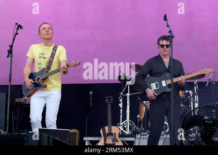 Portsmouth, Großbritannien. 26. August 2023. (L-R) Stuart Lee Murdoch, Leadgitarrist und Sänger Stevie Jackson mit der schottischen Indie-Pop-Band Belle und Sebastian, traten live auf der Bühne des siegreichen Festivals auf. (Foto: Dawn Fletcher-Park/SOPA Images/SIPA USA) Credit: SIPA USA/Alamy Live News Stockfoto