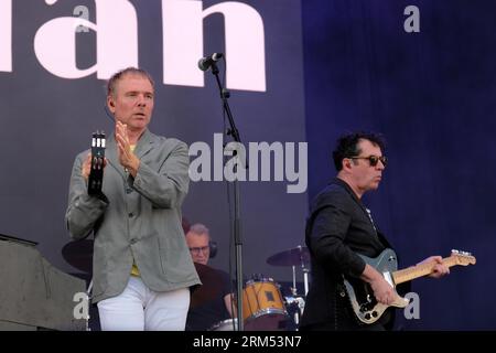 Portsmouth, Großbritannien. 26. August 2023. (I-R) Stuart Lee Murdoch, Leadgitarrist und Sänger Stevie Jackson mit der schottischen Indie-Pop-Band Belle und Sebastian, traten live auf der Bühne des siegreichen Festivals auf. (Foto: Dawn Fletcher-Park/SOPA Images/SIPA USA) Credit: SIPA USA/Alamy Live News Stockfoto