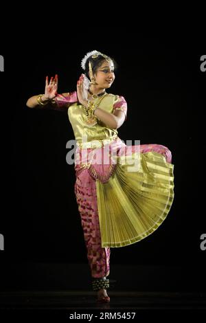 Bildnummer: 60566720 Datum: 06.10.2013 Copyright: imago/Xinhua (131006) -- NEW DELHI, 6. Oktober 2013 (Xinhua) -- Eine Tänzerin spielt das Bharatanatyam während des Ananya Dance Festivals 2013 in Neu-Delhi, Hauptstadt von Indien, 6. Oktober 2013. Bharatanatyam ist ein klassischer indischer Tanz, der im südindischen Bundesstaat Tamil Nadu populär ist. Es ist bekannt für seine Anmut, Reinheit, Zärtlichkeit und skulpturale Posen. Heute ist es einer der beliebtesten und am häufigsten gespielten Tanzstile der Welt. (Xinhua/Zheng Huansong) INDIA-NEW DELHI-DANCE-BHARATANATYAM PUBLICATIONxNOTxINxCHN xcb x0x 2013 hoch 605 Stockfoto