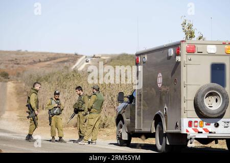 Bildnummer: 60581390 Datum: 09.10.2013 Copyright: imago/Xinhua (131009) -- GOLANHÖHEN, 9. Oktober 2013 (Xinhua) -- israelische Soldaten stehen in der Nähe eines Armeewagens auf Wache, nachdem zwei israelische Soldaten am 9. Oktober 2013 durch Mörser auf den nördlichen Golanhöhen verwundet wurden. Mörsergranaten, die in einem Armeeposten in den Golanhöhen landeten, verletzten am Mittwoch zwei israelische Soldaten, sagte das Militär. Zwei Granaten schlugen den Grenzposten im nördlichen Golan ein und verletzten die Truppen leicht, fügte er hinzu. Israel feuerte am Mittwoch nach Mörsern, die Truppen verwundeten, in Syrien ein. (XINHUA/JINI) MIDEAST-GOLAN-HÖHEN Stockfoto