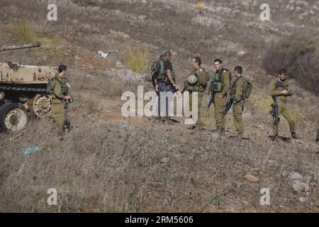 Bildnummer: 60581394 Datum: 09.10.2013 Copyright: imago/Xinhua (131009) -- GOLANHÖHEN, 9. Oktober 2013 (Xinhua) -- israelische Soldaten stehen Wache, nachdem zwei israelische Soldaten am 9. Oktober 2013 von Mörsern auf den nördlichen Golanhöhen verwundet wurden. Mörsergranaten, die in einem Armeeposten in den Golanhöhen landeten, verletzten am Mittwoch zwei israelische Soldaten, sagte das Militär. Zwei Granaten schlugen den Grenzposten im nördlichen Golan ein und verletzten die Truppen leicht, fügte er hinzu. Israel feuerte am Mittwoch nach Mörsern, die Truppen verwundeten, in Syrien ein. (XINHUA/JINI) MIDEAST-GOLAN HÖHEN-MÖRSER-TRUPPEN-WOUNDIN Stockfoto