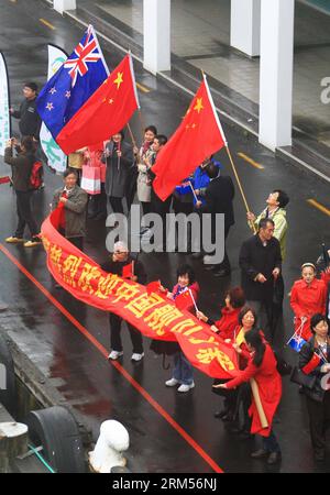 Bildnummer: 60587880  Datum: 11.10.2013  Copyright: imago/Xinhua (131011) -- AUCKLAND, Oct. 11, 2013 (Xinhua) -- Overseas Chinese welcome Chinese People s Liberation Army Navy ships at Auckland Harbor in Auckland, New Zealand, on Oct. 11, 2013. Three Chinese Navy ships arrived in New Zealand s largest city of Auckland on Friday morning, performing a 21-gun salute as they passed the Devonport naval base. (Xinhua/Zha Chunming) NEW ZEALAND-AUCKLAND-CHINESE NAVY-VISIT PUBLICATIONxNOTxINxCHN Gesellschaft xsp x0x 2013 hoch      60587880 Date 11 10 2013 Copyright Imago XINHUA  Auckland OCT 11 2013 XI Stockfoto