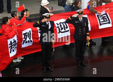 Bildnummer: 60587881 Datum: 11.10.2013 Copyright: imago/Xinhua (131011) -- AUCKLAND, 11. Oktober 2013 (Xinhua) -- neuseeländische Soldaten begrüßen Schiffe der chinesischen Volksbefreiungsarmee am 11. Oktober 2013 im Auckland Harbor in Auckland, Neuseeland. Drei chinesische Marineschiffe trafen am Freitagmorgen in Neuseelands größter Stadt Auckland ein und verübten einen Gruß mit 21 Kanonen, als sie an der Marinebasis Devonport vorbeifuhren. (Xinhua/Zha Chunming) NEUSEELAND-AUCKLAND-CHINESISCHE MARINE-VISIT PUBLICATIONxNOTxINxCHN Gesellschaft xsp x0x 2013 quer 60587881 Datum 11 10 2013 Copyright Imago XINHUA Auckland OCT 11 201 Stockfoto
