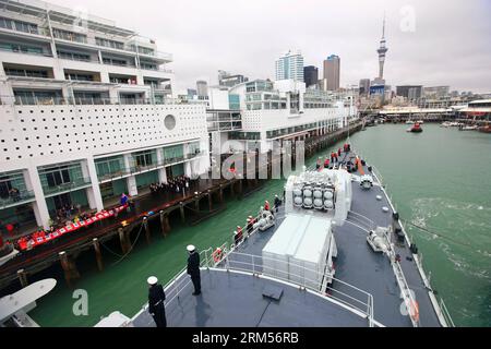 Bildnummer: 60587875  Datum: 11.10.2013  Copyright: imago/Xinhua (131011) -- AUCKLAND, Oct. 11, 2013 (Xinhua) -- Chinese People s Liberation Army Navy destroyer Qingdao arrives at Auckland Harbor in Auckland, New Zealand, on Oct. 11, 2013. Three Chinese Navy ships arrived in New Zealand s largest city of Auckland on Friday morning, performing a 21-gun salute as they passed the Devonport naval base. (Xinhua/Zha Chunming) NEW ZEALAND-AUCKLAND-CHINESE NAVY-VISIT PUBLICATIONxNOTxINxCHN Gesellschaft xsp x0x 2013 quer premiumd      60587875 Date 11 10 2013 Copyright Imago XINHUA  Auckland OCT 11 201 Stockfoto