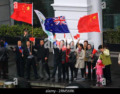 Bildnummer: 60587876  Datum: 11.10.2013  Copyright: imago/Xinhua (131011) -- AUCKLAND, Oct. 11, 2013 (Xinhua) -- Overseas Chinese welcome Chinese People s Liberation Army Navy ships at Auckland Harbor in Auckland, New Zealand, on Oct. 11, 2013. Three Chinese Navy ships arrived in New Zealand s largest city of Auckland on Friday morning, performing a 21-gun salute as they passed the Devonport naval base. (Xinhua/Zha Chunming) NEW ZEALAND-AUCKLAND-CHINESE NAVY-VISIT PUBLICATIONxNOTxINxCHN Gesellschaft xsp x0x 2013 quer premiumd      60587876 Date 11 10 2013 Copyright Imago XINHUA  Auckland OCT 1 Stockfoto