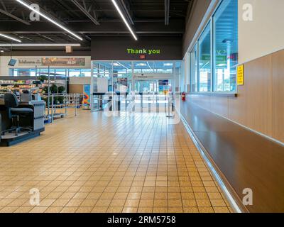 Yorkville, New York - 26. August 2023: Weitwinkelblick auf den Innenausgang des Aldi Food Market. Stockfoto