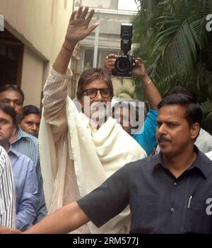 Bildnummer: 60590802 Datum: 11.10.2013 Copyright: imago/Xinhua Bollywood-Schauspieler Amitabh Bachchan weht, als er seine Fans an seinem 71. Geburtstag in Mumbai, Indien, vor seiner Residenz begrüßt. Bachchan spielte in mehr als 180 indischen Filmen in einer Karriere über vier Jahrzehnte. (Xinhua/Stringer) INDIA-MUMBAI-AMITABH BACHCHAN-BIRTHDAY PUBLICATIONxNOTxINxCHN People Film Kunst Kultur Geburtstag x0x xrj 2013 quadrat 60590802 Datum 11 10 2013 Copyright Imago XINHUA Bollywood-Schauspieler Amitabh Bachchan weht, als er seine Unterstützer vor seiner Residenz AN seinem 71. Geburtstag in Mumbai, Indien, Bachch begrüßt Stockfoto