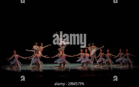 Bildnummer: 60593044  Datum: 12.10.2013  Copyright: imago/Xinhua (131013) -- SAO PAULO, Oct. 12, 2013 (Xinhua) -- Dancers perform the ballet A present of the Elegant Ballet at the Saint Peter s Theater in Sao Paulo, Brazil, Oct. 12, 2013. A ballet was staged as the opening show of the China Cultural Month here on Saturday. More than 150 artists from China will present the local audience with a series of cultural feasts such as ballet, acrobatics and art exhibitions from October to December, 2013 in Brazil. (Xinhua/Xu Zijian) (lmz) BRAZIL-SAO PAULO-CHINA CULTURAL MONTH-OPEN PUBLICATIONxNOTxINxC Stock Photo