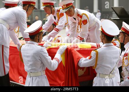 Bildnummer: 60593597 Datum: 13.10.2013 Copyright: imago/Xinhua (131013) -- HANOI, 13. Oktober 2013 (Xinhua) -- der Sarg des verstorbenen Generals Vo Nguyen Giap wird am 13. Oktober 2013 in Hanoi, der Hauptstadt Vietnams, auf einem Kanonenwagen getragen. Die Vietnamesen haben dem legendären General Vo Nguyen Giap am Sonntag den letzten Respekt erwiesen, da der Sarg des Generals später am Tag per Flugzeug in die Provinz Quang Binh transportiert werden sollte, wo er in Frieden ruhen würde. (Xinhua/Ho NHU Y) VIETNAM-HANOI-VO NGUYEN GIAP PUBLICATIONxNOTxINxCHN Politik Gedenken Trauer Beerdigung Trauerfeier xas x0x 2013 quer Premiere 6059 Stockfoto