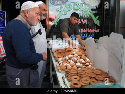 Bildnummer: 60597913 Datum: 14.10.2013 Copyright: imago/Xinhua Ein palästinensischer Verkäufer verkauft traditionelle Cookies auf der Straße vor dem muslimischen Festival Eid al-Adha in Gaza-Stadt, am 14. Oktober 2013. Muslime auf der ganzen Welt bereiten sich darauf vor, das jährliche Festival von Eid al-Adha oder das Opferfest zu feiern, das das Ende der Hajj-Pilgerreise nach Mekka und zum Gedenken an die Bereitschaft des Propheten Abraham darstellt, seinen Sohn zu opfern, um Gott Gehorsam zu zeigen. (Xinhua/Wissam Nassar) MIDEAST-GAZA-EID AL-ADHA PUBLICATIONxNOTxINxCHN Gesellschaft xsp x0x 2013 quer 60597913 Datum 14 10 2013 C Stockfoto