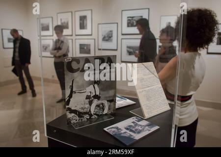 Bildnummer: 60607214 Datum: 16.10.2013 Copyright: imago/Xinhua (131017) -- BUDAPEST, 16. Oktober 2013 (Xinhua) -- Publikum besucht die Robert Capa Fotoausstellung in Budapest, Ungarn, am 16. Oktober 2013. Am 22. Oktober jährt sich zum 100. Mal die Geburt des emigrierten ungarischen Fotojournalisten Robert Capa. Bei dieser Gelegenheit gab die Ungarische Nationalbank eine Gedenkmünze aus, während die Ungarische Post eine Gedenkmarke herausgab. Beide Objekte wurden auf der Robert Capa Fotoausstellung im Ungarischen Nationalmuseum präsentiert. Robert Capa, der berühmteste Kriegsfotograf des 20. Jahrhunderts, wurde am oktober geboren Stockfoto