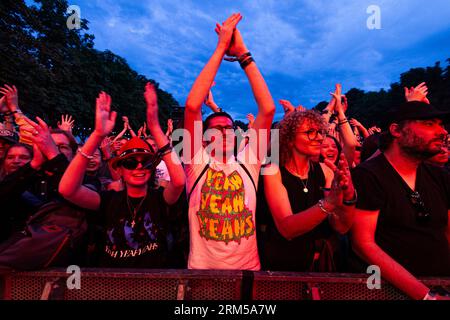 Paris, Frankreich. 26. August 2023. Peoplebesuchte das Rock en seine Music Festival. Am dritten Tag der 20. Ausgabe des französischen Musikfestivals Rock en seine wurde das britische Duo The Chemical Brothers in der Domaine National de Saint-Cloud aufgeführt. (Foto: Telmo Pinto/SOPA Images/SIPA USA) Credit: SIPA USA/Alamy Live News Stockfoto