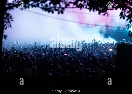 Paris, Frankreich. 26. August 2023. Die Besucher besuchen das Rock en seine Music Festival. Am dritten Tag der 20. Ausgabe des französischen Musikfestivals Rock en seine wurde das britische Duo The Chemical Brothers in der Domaine National de Saint-Cloud aufgeführt. (Foto: Telmo Pinto/SOPA Images/SIPA USA) Credit: SIPA USA/Alamy Live News Stockfoto
