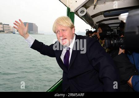 Bildnummer: 60611485 Datum: 18.10.2013 Copyright: imago/Xinhua (131018) -- HONG KONG, 18. Oktober 2013 (Xinhua) -- London Mayor Boris Johnson nimmt eine Star Ferry, um Victoria Harbour in Hong Kong, Südchina, am 18. Oktober 2013 zu erkunden. (Xinhua/Qin Qing) (ry) CHINA-HONG KONG-LONDON MAYOR-VISIT (CN) PUBLICATIONxNOTxINxCHN Politik People Asienreise xas x0x 2013 quer 60611485 Datum 18 10 2013 Copyright Imago XINHUA Hong Kong OCT 18 2013 XINHUA London Bürgermeister Boris Johnson nimmt eine Star Ferry zur Tour Victoria Harbour in Hong Kong Südchina OCT 18 2013 XINHUA Qin Qing Ry China Hong Kong London Bürgermeister Visi Stockfoto