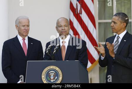 Bildnummer: 60613999 Datum: 18.10.2013 Copyright: imago/Xinhua (131018) -- WASHINGTON D.C., 18. Oktober 2013 (Xinhua) -- Jeh Johnson (C), US-Präsident Barack Obamas (R) Nominierter für den Secretary of Homeland Security, spricht neben Vizepräsident Joe Biden (L) im Rosengarten des Weißen Hauses in Washington D.C., USA, 18. Oktober 2013. Obama nominierte am Freitag den ehemaligen obersten Pentagon-Anwalt Jeh Johnson zum Leiter des Department of Homeland Security. (Xinhua/Fang Zhe) US-WASHINGTON-NOMINATION-HOMELAND SECURITY PUBLICATIONxNOTxINxCHN People Politik USA xdp x0x 2013 quer premiumd 6061 Stockfoto