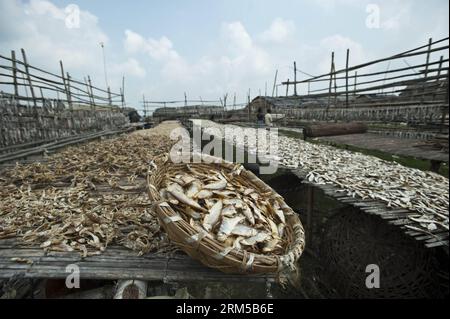 Bildnummer: 60614316  Datum: 18.10.2013  Copyright: imago/Xinhua Indian fishermen rest when drying up fish at their temporary makeshift shelters near Digha sea beach near Calcutta, capital of eastern Indian state West Bengal, Oct. 18, 2013. Fishing is a major industry in Indian coastal states. (Xinhua/Tumpa Mondal)(axy) INDIA-CALCUTTA-FISH MARKET PUBLICATIONxNOTxINxCHN Gesellschaft xsp x0x 2013 quer     60614316 Date 18 10 2013 Copyright Imago XINHUA Indian Fishermen Rest When drying up Fish AT their temporary makeshift  Near  Sea Beach Near Calcutta Capital of Eastern Indian State WEST Bengal Stock Photo