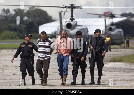 Bildnummer: 60614661 Datum: 18.10.2013 Copyright: die Agenten der National Civil Police (PNC) von imago/Xinhua Guatemala halten die angeblichen Drogendealer von Guatemala, Wilmar Anavisca (2. L) und Antonio Pompa (C), bei ihrer Ankunft in den Einrichtungen der guatemaltekischen Luftwaffe in Guatemala City, der Hauptstadt von Guatemala, am 18. Oktober 2013 wachsam. Laut der lokalen Presse wurden die Gefangenen in der Poptun-Gemeinde des Departements Peten, Guatemala, gefangen genommen, wo sie beschuldigt wurden, Mitglieder des Sinaloa-Kartells zu sein und Drogen von Honduras nach Mexiko zu schmuggeln, die Guatemala durchquerten. (Xinhua/Luis Echeverr¨ªa) (rh) GU Stockfoto