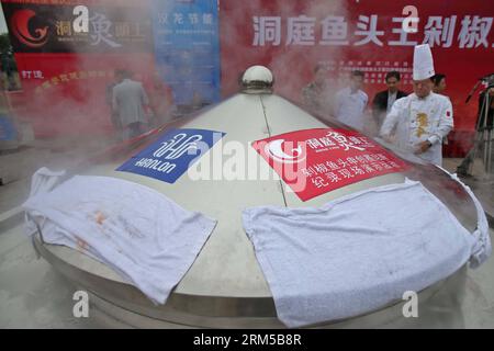 Bildnummer: 60615076  Datum: 19.10.2013  Copyright: imago/Xinhua (131019) -- CHANGSHA, Oct. 19, 2013 (Xinhua) -- The fish head with diced hot peppers is being steamed in a giant steam pot, in Changsha, capital of central China s Hunan Province, Oct. 19, 2013. The 23rd Chinese Chef Festival kicked off in Changsha on Saturday. A giant dish of steamed fish head with diced hot peppers, a famous dish of Hunan cuisine, was cooked and presented to visitors at the opening ceremony. (Xinhua/Li Ga) (zgp) CHINA-CHANGSHA-GIANT DISH-STEAMED FISH HEAD WITH HOT PEPPERS (CN) PUBLICATIONxNOTxINxCHN Gesellschaf Stock Photo
