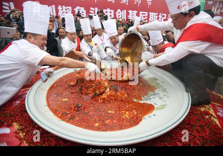 Bildnummer: 60615079 Datum: 19.10.2013 Copyright: imago/Xinhua (131019) -- CHANGSHA, 19. Oktober 2013 (Xinhua) -- Köche füllen den gedämpften Fischkopf in ein riesiges Gericht, in Changsha, Hauptstadt der zentralchinesischen Provinz Hunan, 19. Oktober 2013. Das 23. Chinesische Kochfestival begann am Samstag in Changsha. Ein riesiges Gericht aus gedämpftem Fischkopf mit gewürfelten heißen Paprika, ein berühmtes Gericht der Hunan-Küche, wurde gekocht und den Besuchern bei der Eröffnungszeremonie präsentiert. (Xinhua/Li GA) (zgp) CHINA-CHANGSHA-RIESEN-FISCHKOPF MIT HEISSEN PAPRIKA (CN) PUBLICATIONxNOTxINxCHN Gesellschaft xsp x0x 2013 quer Stockfoto