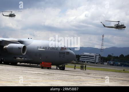 Bildnummer: 60614662 Datum: 18.10.2013 Copyright: imago/Xinhua Guatemala National Civil Police (PNC) Hubschrauber transportieren mutmaßliche guatemaltekische Drogendealer Wilmar Anavisca und Antonio Pompa bei ihrer Ankunft in den Einrichtungen der guatemaltekischen Luftwaffe in Guatemala City, Hauptstadt von Guatemala, am 18. Oktober 2013. Laut der lokalen Presse wurden die Gefangenen in der Poptun-Gemeinde des Departements Peten, Guatemala, gefangen genommen, wo sie beschuldigt wurden, Mitglieder des Sinaloa-Kartells zu sein und Drogen von Honduras nach Mexiko zu schmuggeln, die Guatemala durchquerten. (Xinhua/Luis Echeverr¨ªa) (rh) GUATEMALA-GUATE Stockfoto