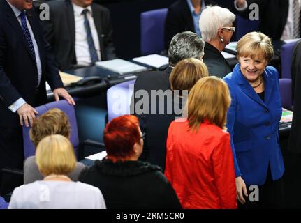 Bildnummer: 60626448 Datum: 22.10.2013 Copyright: imago/Xinhua (131022) -- BERLIN, 22. Oktober 2013 (Xinhua) -- Bundeskanzlerin Angela Merkel (1. R) nimmt am 22. Oktober 2013 an der konstituierenden Sitzung im Bundestag (Unterhaus) in Berlin Teil. Der neu gewählte Bundestag trat am Dienstag erstmals zusammen, als die Konservativen von Bundeskanzlerin Angela Merkel formelle Verhandlungen mit der Hauptopposition über die Bildung einer Koalitionsregierung aufnehmen sollen. (Xinhua/Zhang Fan) DEUTSCHLAND-BERLIN-POLITIK-PARLAMENT PUBLICATIONxNOTxINxCHN People Politik GER Bundestagssitzung Sitzung xdp Stockfoto