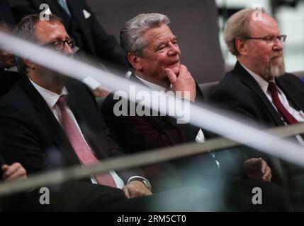 Bildnummer: 60626454 Datum: 22.10.2013 Copyright: imago/Xinhua (131022) -- BERLIN, 22. Oktober 2013 (Xinhua) -- Bundespräsident Joachim Gauck (C) nimmt am 22. Oktober 2013 am Bundestag in Berlin Teil. Der neu gewählte Bundestag trat am Dienstag erstmals zusammen, als die Konservativen von Bundeskanzlerin Angela Merkel formelle Verhandlungen mit der Hauptopposition über die Bildung einer Koalitionsregierung aufnehmen sollen. (Xinhua/Zhang Fan) DEUTSCHLAND-BERLIN-POLITIK-PARLAMENT PUBLICATIONxNOTxINxCHN People Politik GER Bundestagssitzung Sitzung xdp x0x Stockfoto