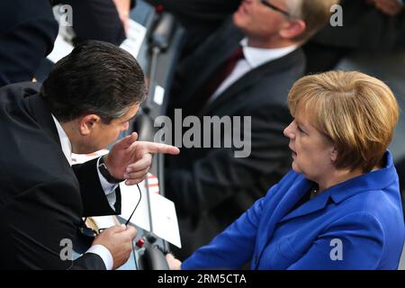 Bildnummer: 60626453 Datum: 22.10.2013 Copyright: imago/Xinhua (131022) -- BERLIN, 22. Oktober 2013 (Xinhua) -- Bundeskanzlerin Angela Merkel (R) nimmt am 22. Oktober 2013 an der konstituierenden Sitzung im Bundestag (Unterhaus) in Berlin Teil. Der neu gewählte Bundestag trat am Dienstag erstmals zusammen, als die Konservativen von Bundeskanzlerin Angela Merkel formelle Verhandlungen mit der Hauptopposition über die Bildung einer Koalitionsregierung aufnehmen sollen. (Xinhua/Zhang Fan) DEUTSCHLAND-BERLIN-POLITIK-PARLAMENT PUBLICATIONxNOTxINxCHN People Politik GER Bundestagssitzung Sitzung xdp x0x Stockfoto