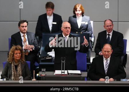 (131022) -- BERLIN, Oct. 22, 2013 (Xinhua) -- Norbert Lammert (C, Front), reelected President of the German Bundestag, speaks during the constitutive meeting at the Bundestag (lower house) in Berlin, Germany, on Oct. 22, 2013. The newly elected German Parliament met for the first time on Tuesday as Chancellor Angela Merkel s conservatives are due to launch formal negotiations with the main opposition on forming a coalition government. (Xinhua/Zhang Fan) GERMANY-BERLIN-POLITICS-PARLIAMENT PUBLICATIONxNOTxINxCHN   131022 Berlin OCT 22 2013 XINHUA Norbert Lammert C Front reelected President of Th Stock Photo