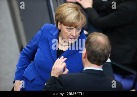 Bildnummer: 60626455 Datum: 22.10.2013 Copyright: imago/Xinhua (131022) -- BERLIN, 22. Oktober 2013 (Xinhua) -- Bundeskanzlerin Angela Merkel (L) nimmt am 22. Oktober 2013 an der konstituierenden Sitzung im Bundestag (Unterhaus) in Berlin Teil. Der neu gewählte Bundestag trat am Dienstag erstmals zusammen, als die Konservativen von Bundeskanzlerin Angela Merkel formelle Verhandlungen mit der Hauptopposition über die Bildung einer Koalitionsregierung aufnehmen sollen. (Xinhua/Zhang Fan) DEUTSCHLAND-BERLIN-POLITIK-PARLAMENT PUBLICATIONxNOTxINxCHN People Politik GER Bundestagssitzung Sitzung xdp x0x Stockfoto