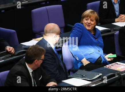 Bildnummer: 60626451 Datum: 22.10.2013 Copyright: imago/Xinhua (131022) -- BERLIN, 22. Oktober 2013 (Xinhua) -- Bundeskanzlerin Angela Merkel (R) nimmt am 22. Oktober 2013 an der konstituierenden Sitzung im Bundestag (Unterhaus) in Berlin Teil. Der neu gewählte Bundestag trat am Dienstag erstmals zusammen, als die Konservativen von Bundeskanzlerin Angela Merkel formelle Verhandlungen mit der Hauptopposition über die Bildung einer Koalitionsregierung aufnehmen sollen. (Xinhua/Zhang Fan) DEUTSCHLAND-BERLIN-POLITIK-PARLAMENT PUBLICATIONxNOTxINxCHN People Politik GER Bundestagssitzung Sitzung xdp x0x Stockfoto