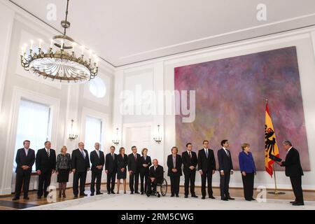 131022 -- BERLIN, 22. Oktober 2013 Xinhua -- Bundeskanzlerin Angela Merkel 2nd R erhält Entlassungsdokumente von Bundespräsident Joachim Gauck 1st R während der Rücktrittszeremonie im Präsidentenpalast Bellevue, Berlin, am 22. Oktober 2013. Bundeskanzlerin Angela Merkel und ihr Kabinett wurden am Dienstag offiziell zurückgetreten. Xinhua/Zhang Fan GERMANY-BERLIN-CAB-RESIGNMENT PUBLICATIONxNOTxINxCHN Stockfoto